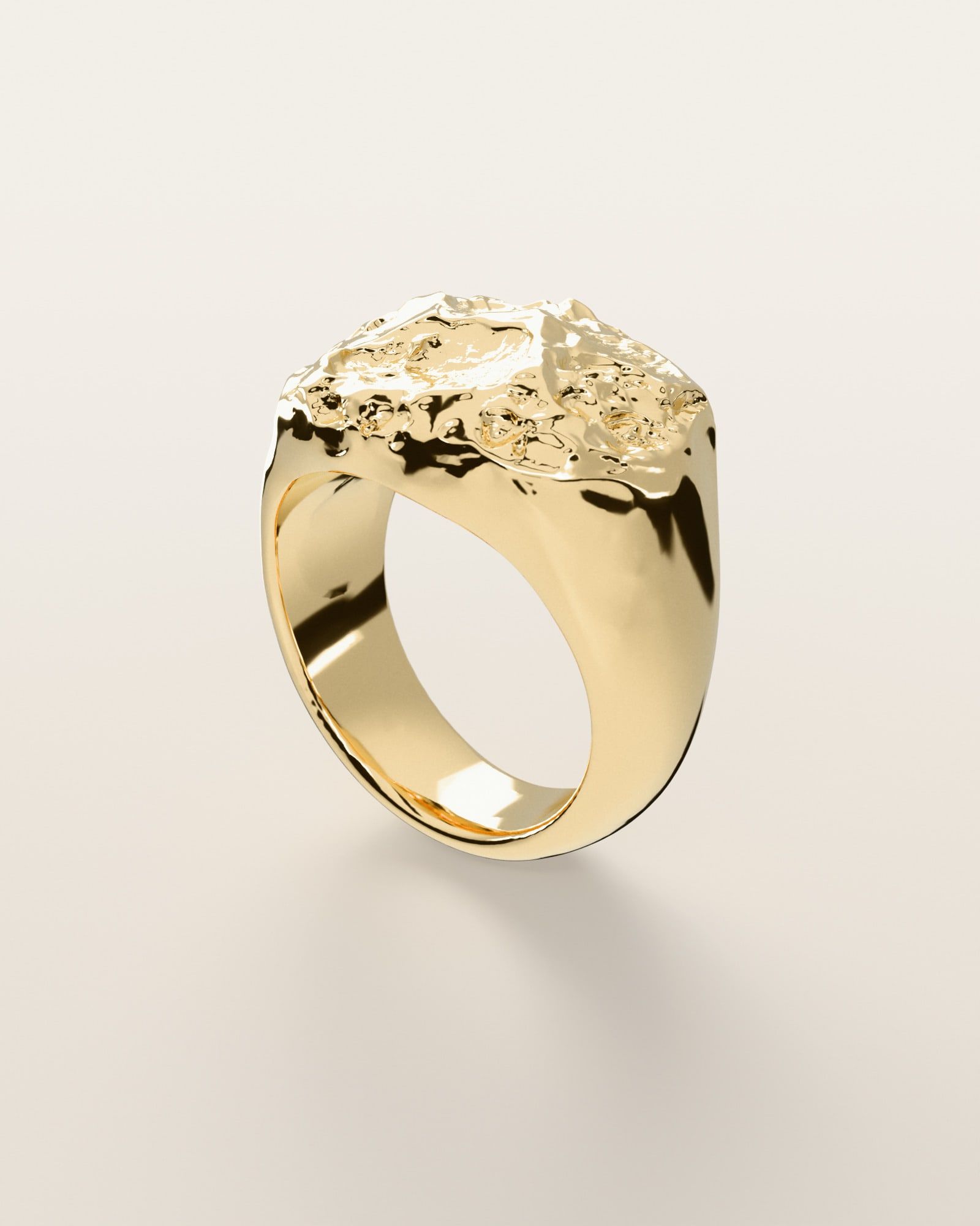 No. 021 Crest nugget ring, three-quarter view, 14K yellow gold, rendered from the production 3D file