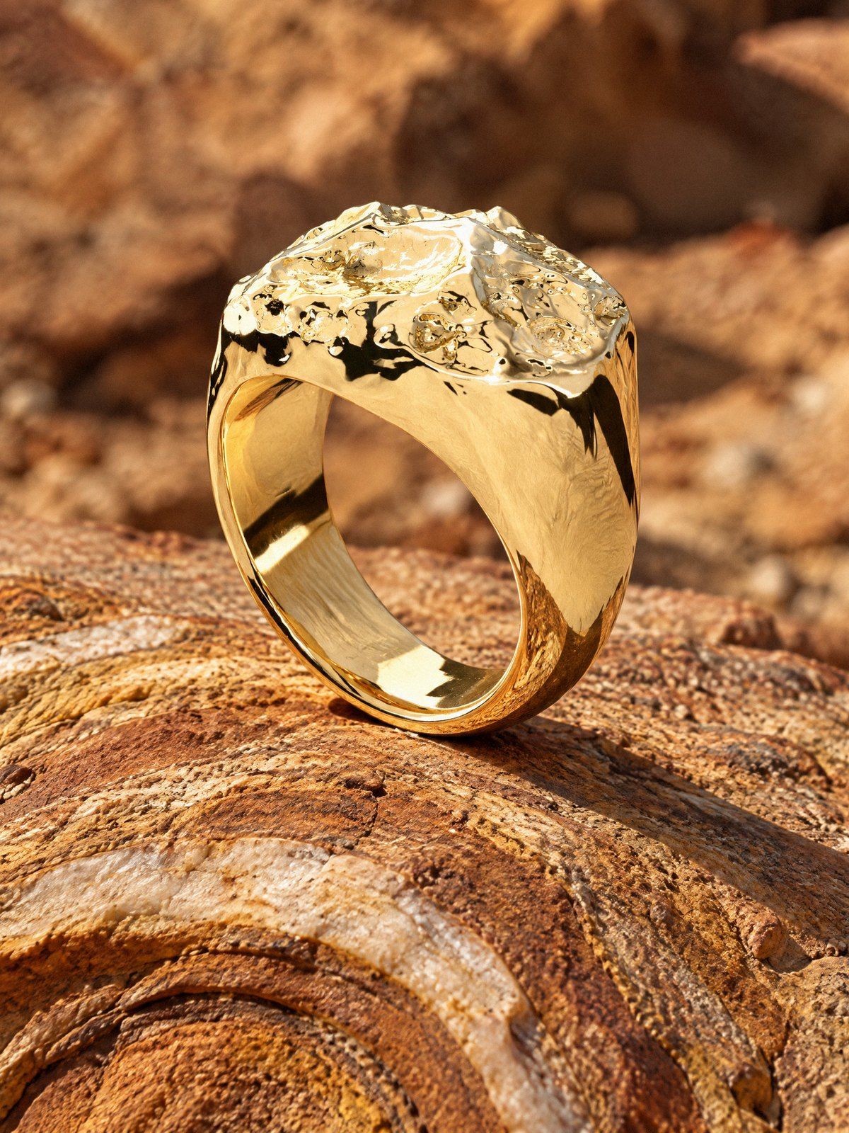 Crest No. 021 in solid 14K gold, still life on rock
