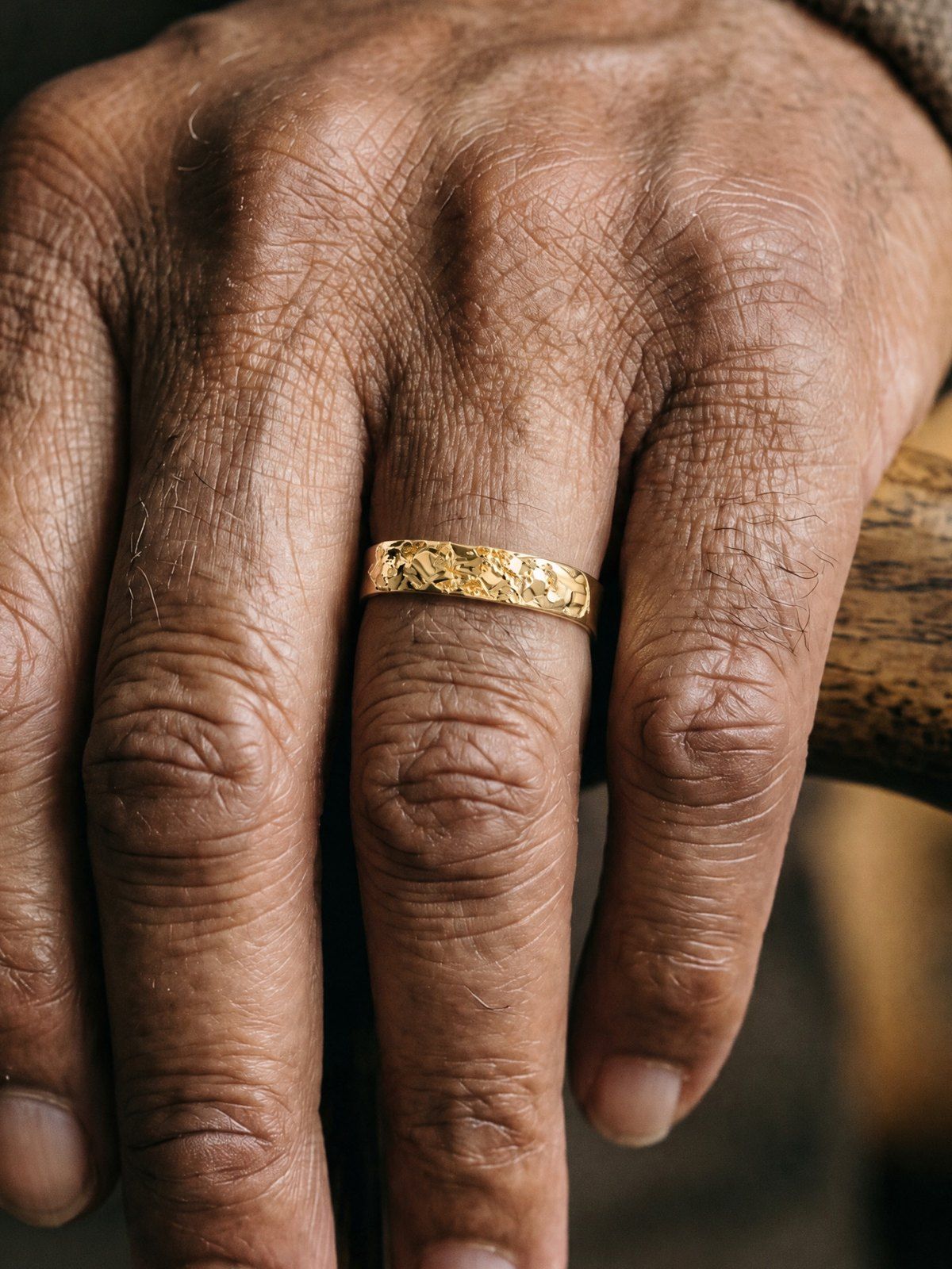 Slim No. 024 in solid 14K gold, worn, close-up on the hand