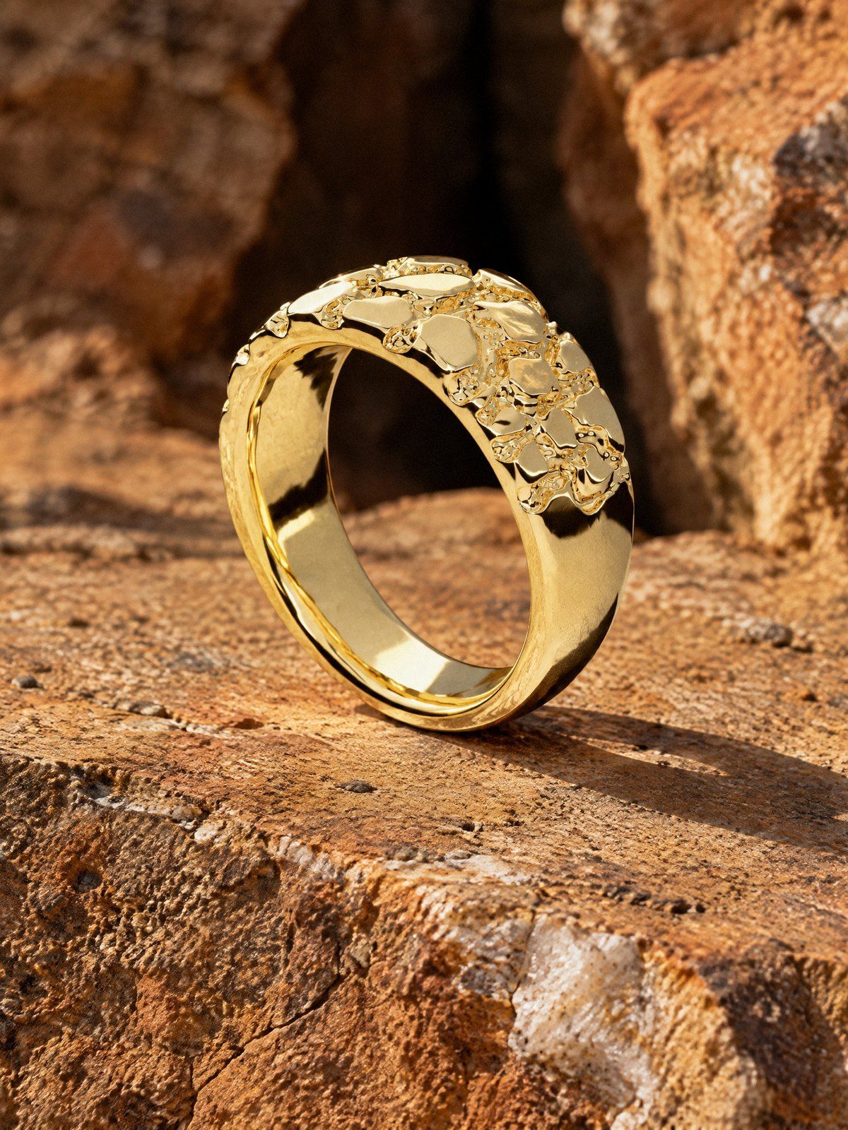 Drift No. 102 in solid 14K gold, still life on rock