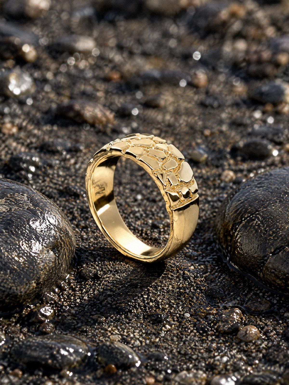 Classic Taper No. 403 in solid 14K gold, still life on river stones