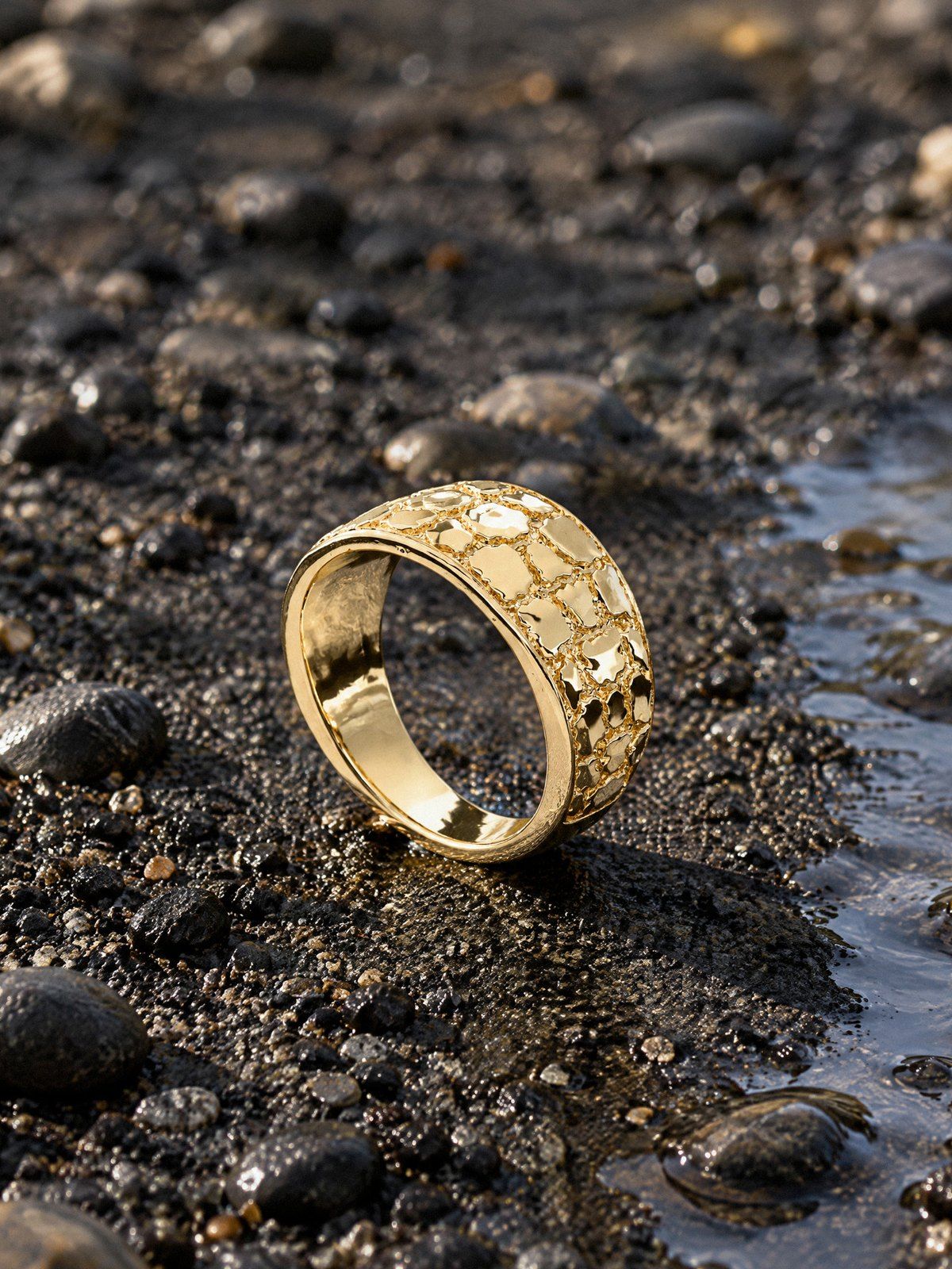 Classic Taper No. 440 in solid 14K gold, still life on river stones