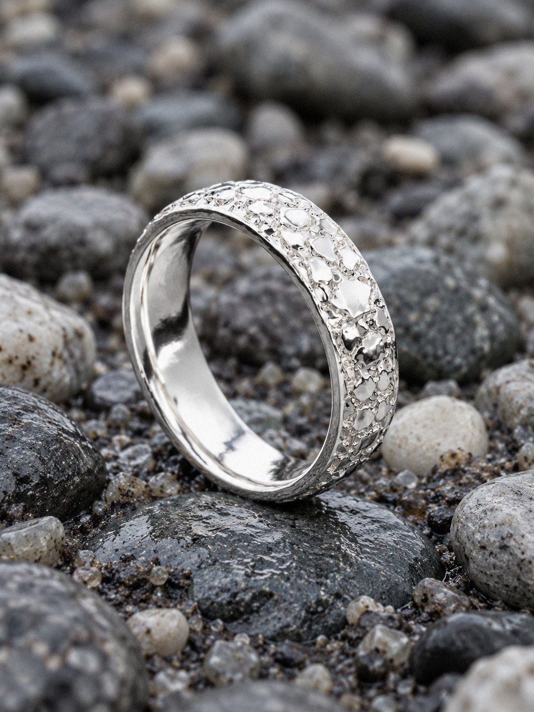 Nugget Band 6 mm No. 441 in sterling silver, still life on river stones
