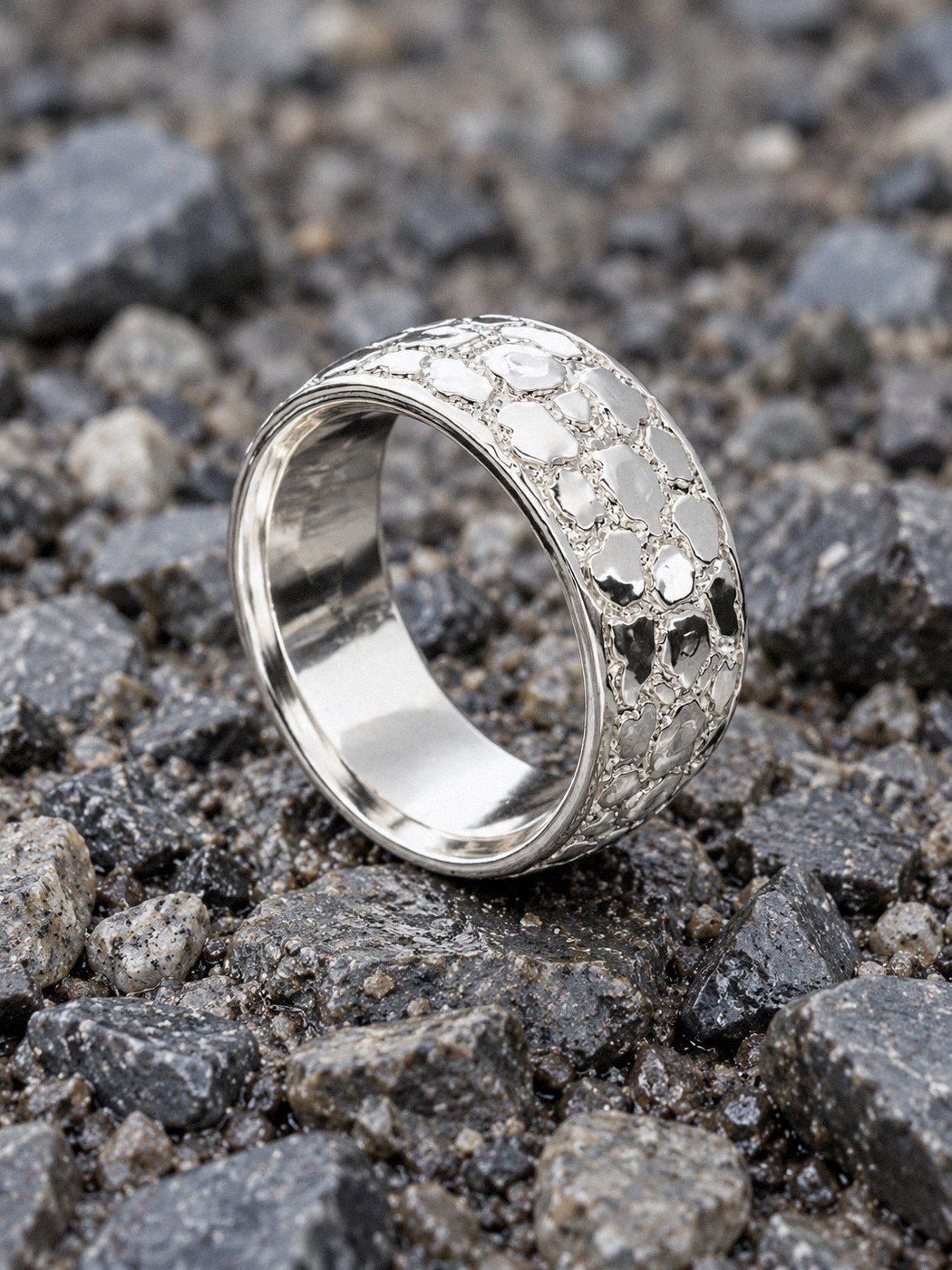 Nugget Band 10 mm No. 443 in sterling silver, still life on river stones