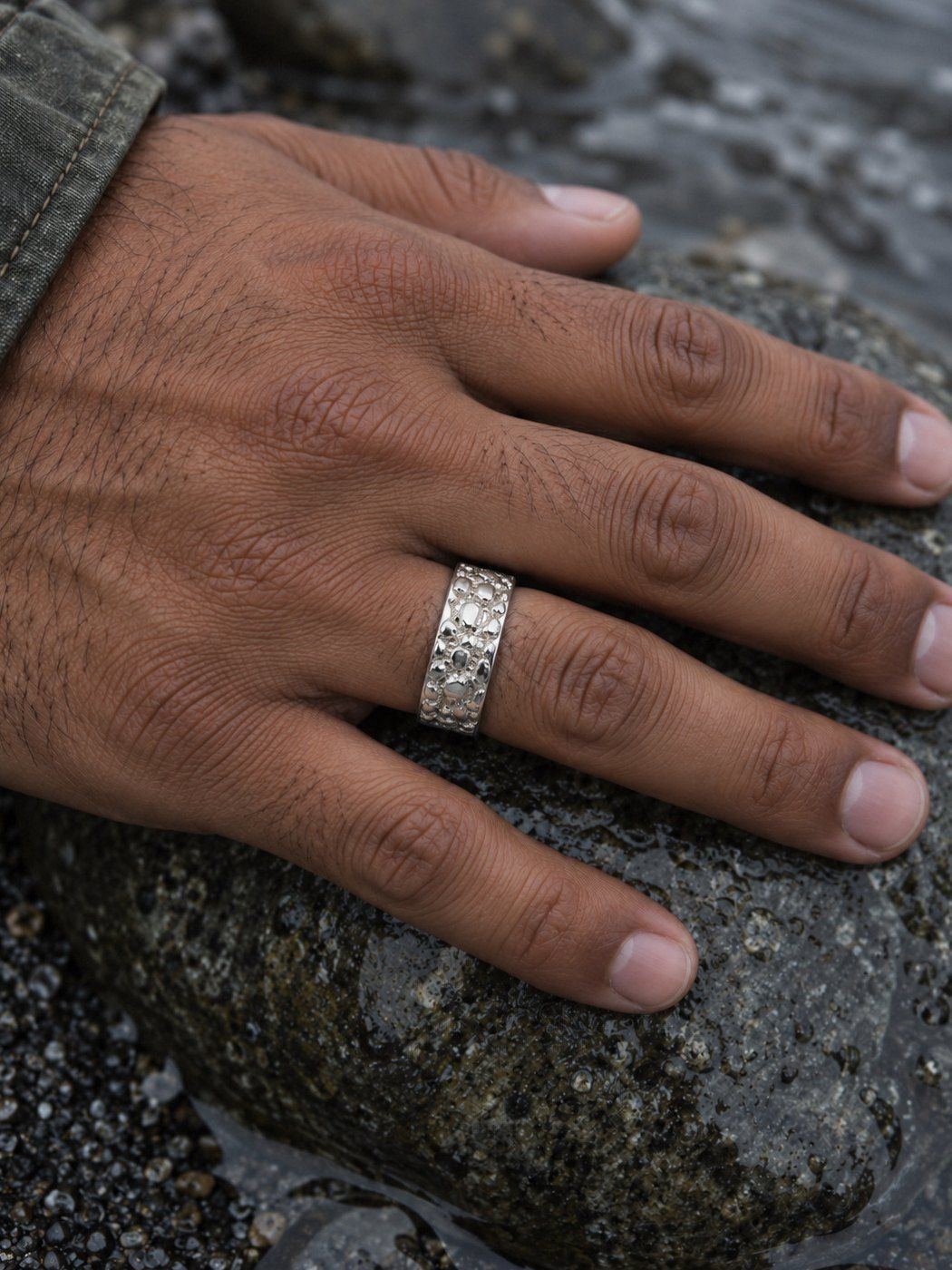 Placer No. 508 in sterling silver, worn, close-up on the hand