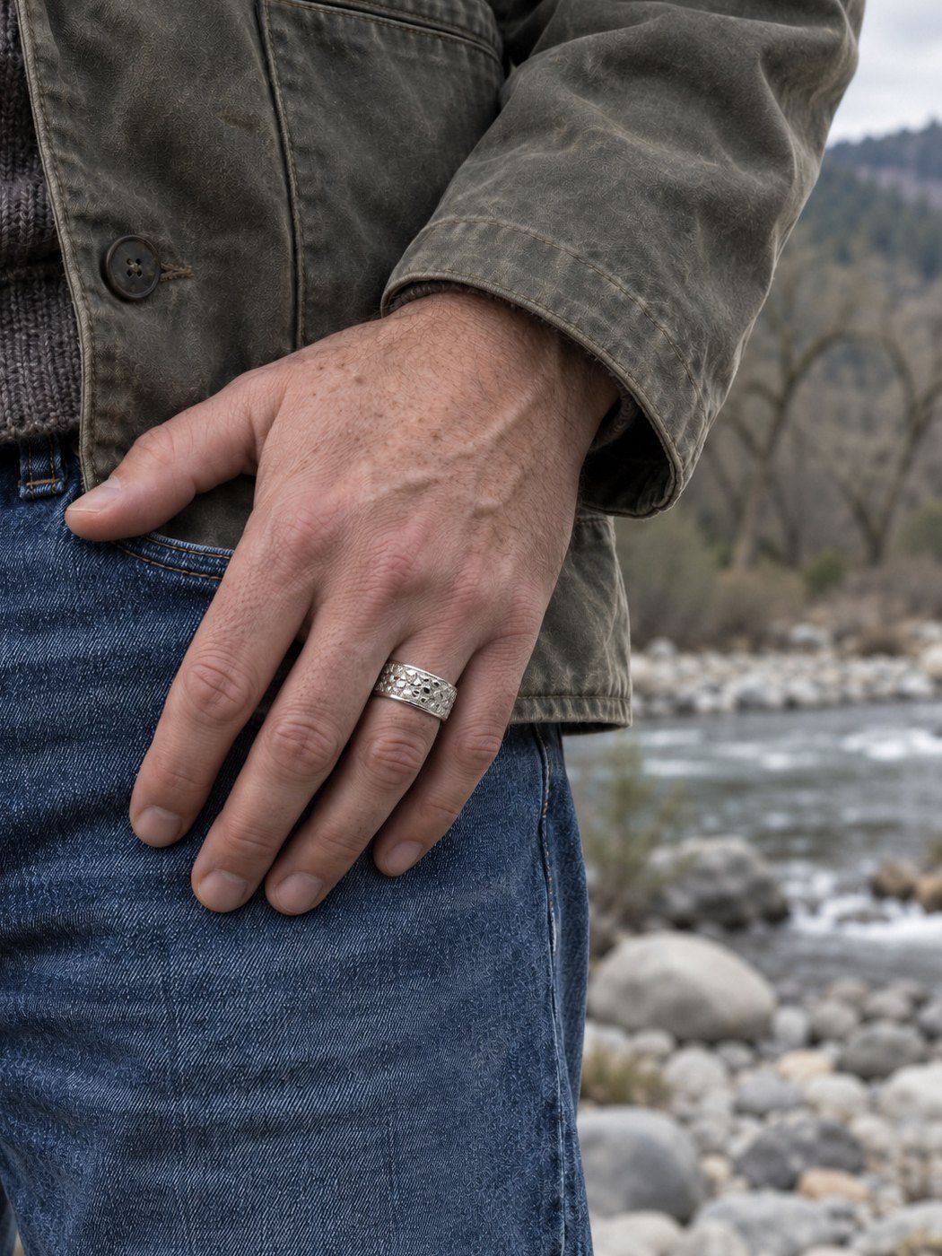 Placer No. 508 in sterling silver, worn on the hand