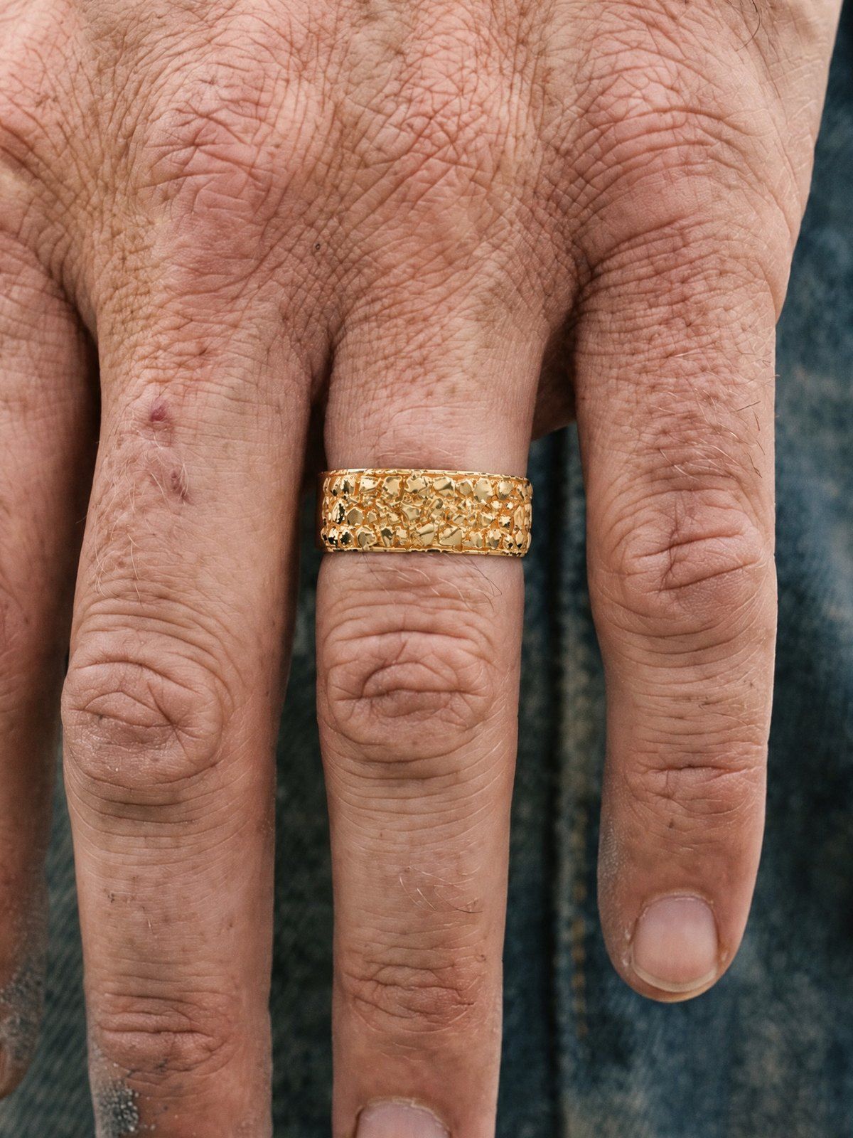 Placer No. 508 in solid 14K gold, worn on another hand