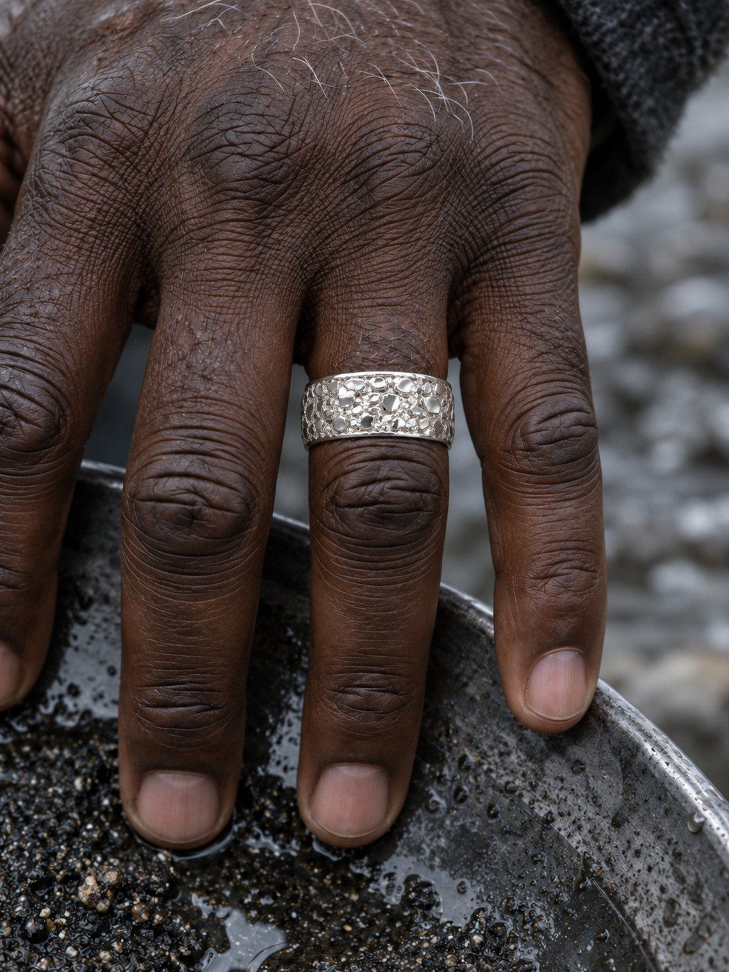 Placer No. 508 in sterling silver, worn on another hand
