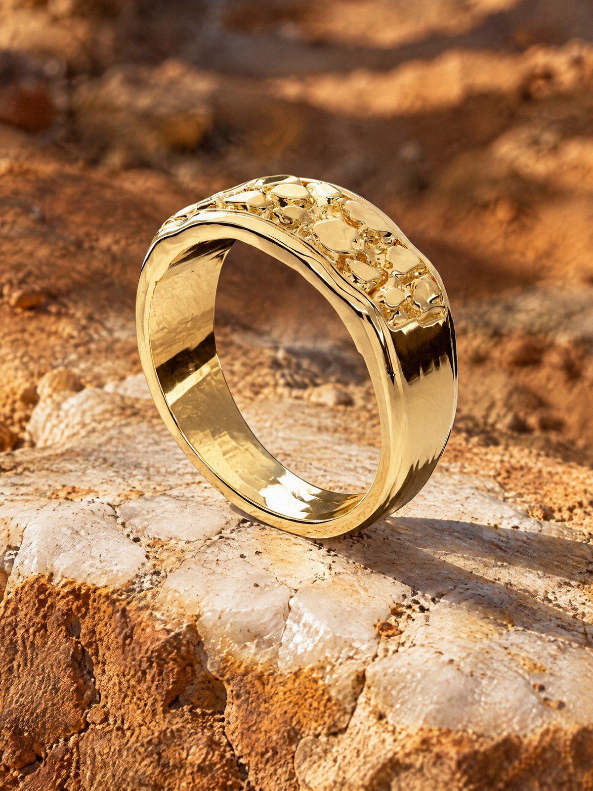 Ledge No. 509 in solid 14K gold, still life on rock