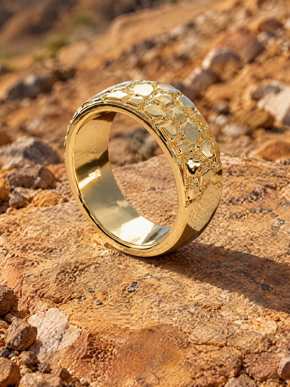 Spill No. 514 in solid 14K gold, still life on rock