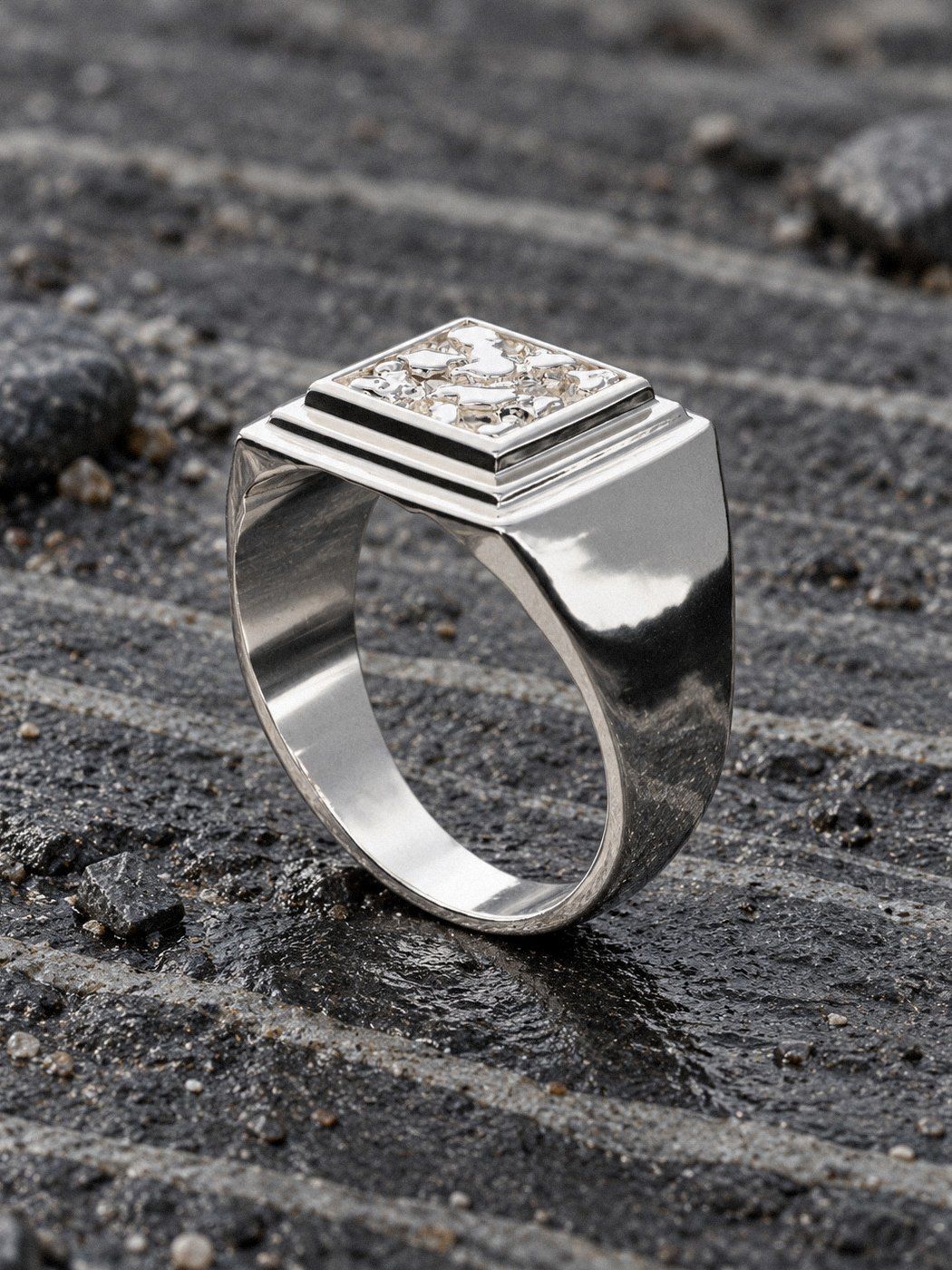 Deco No. 534 in sterling silver, still life on dark stone