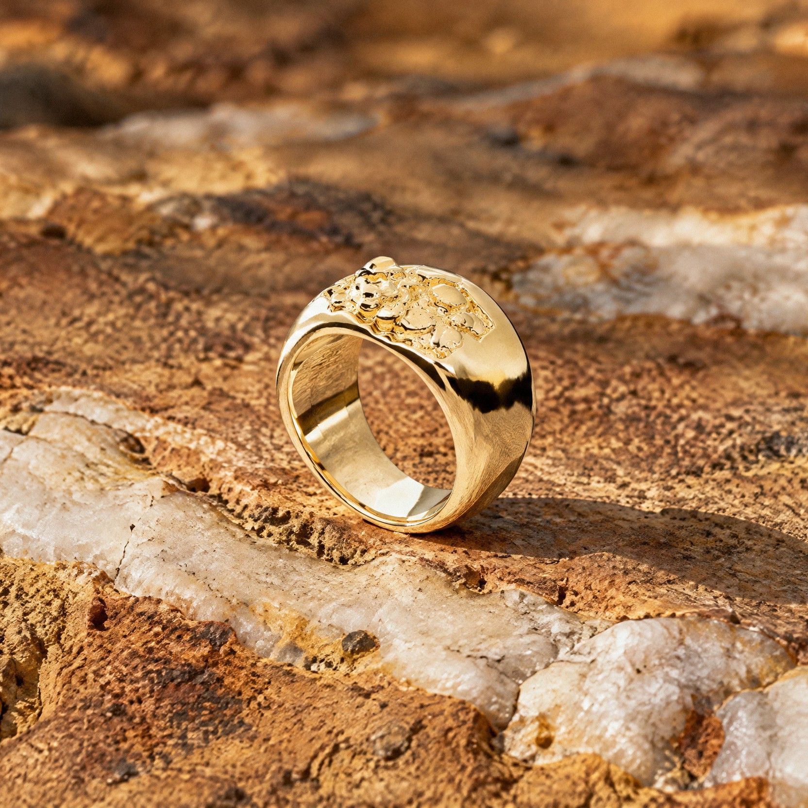 No. 521 Outcrop nugget ring in 14K yellow gold, on an ochre rock face crossed by a white quartz vein